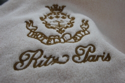 Geborduurde handdoek Ritz Hotel
